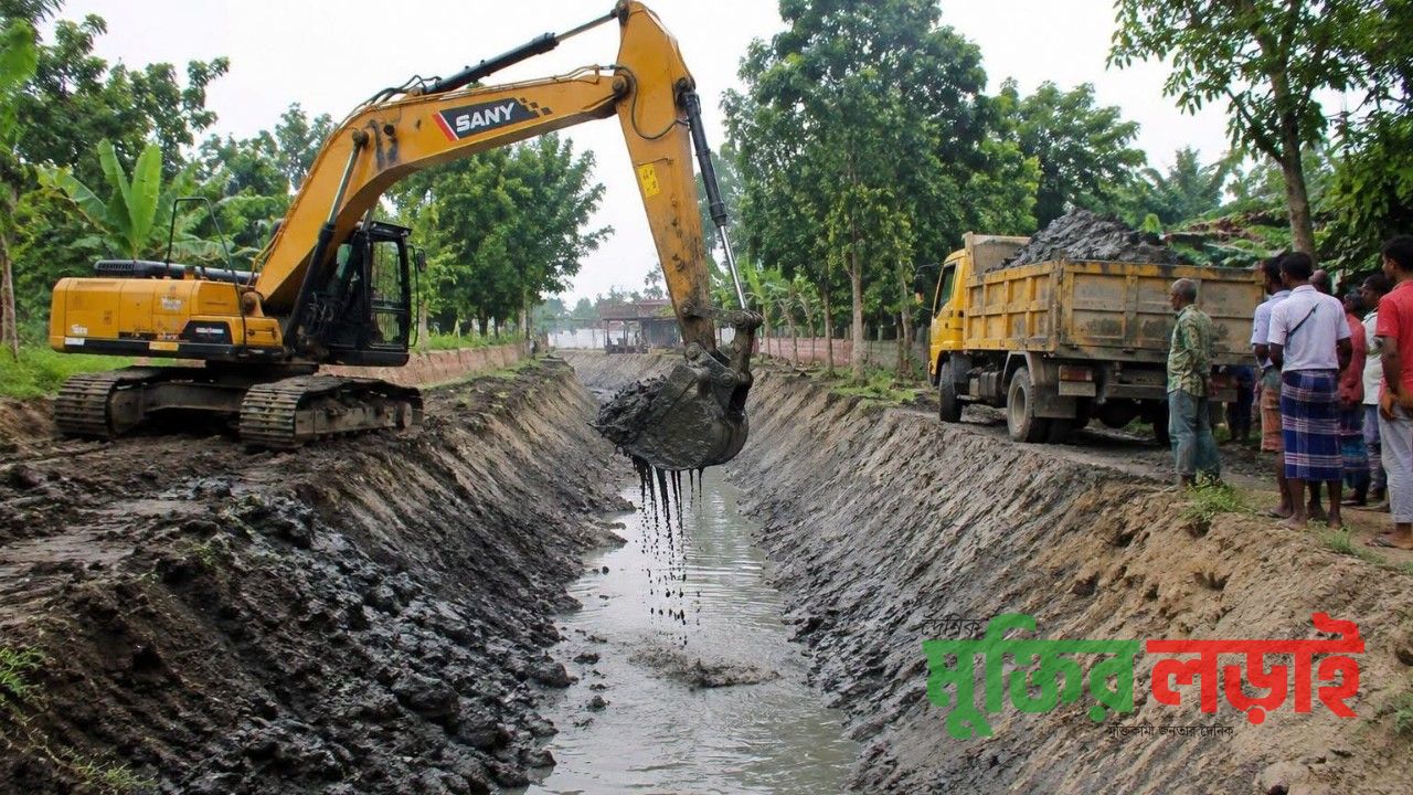 সরকারি খাল খনন করে মাটি কেটে নেওয়ার সুযোগ