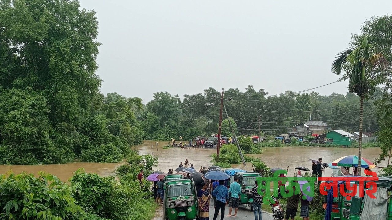 টানা বৃষ্টি, পাহাড়ি ঢল ও বন্যায় বিপর্যস্ত চট্টগ্রাম