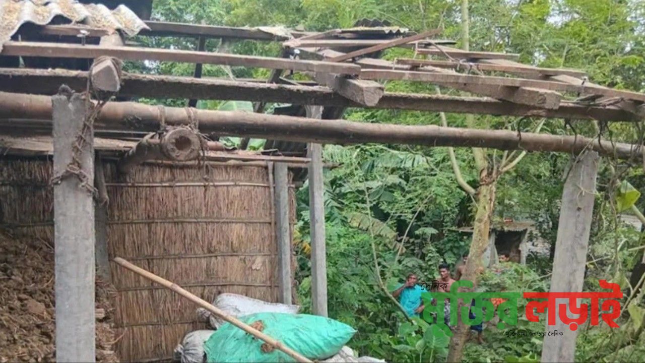 চাঁপাইনবাবগঞ্জে বসতবাড়িতে  ককটেল বিস্ফোরণ, উড়ে গেল টিনের চাল