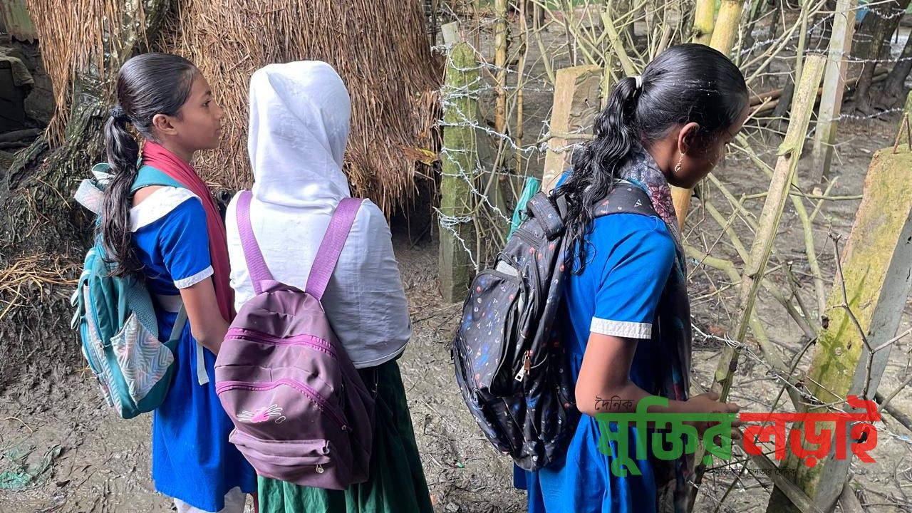 বাড়ির পথে কাঁটা তারের বেড়া ! প্রতিবন্ধকতায় ১৭ পরিবার গৃহবন্দি, মানবেতর জীবন যাপন