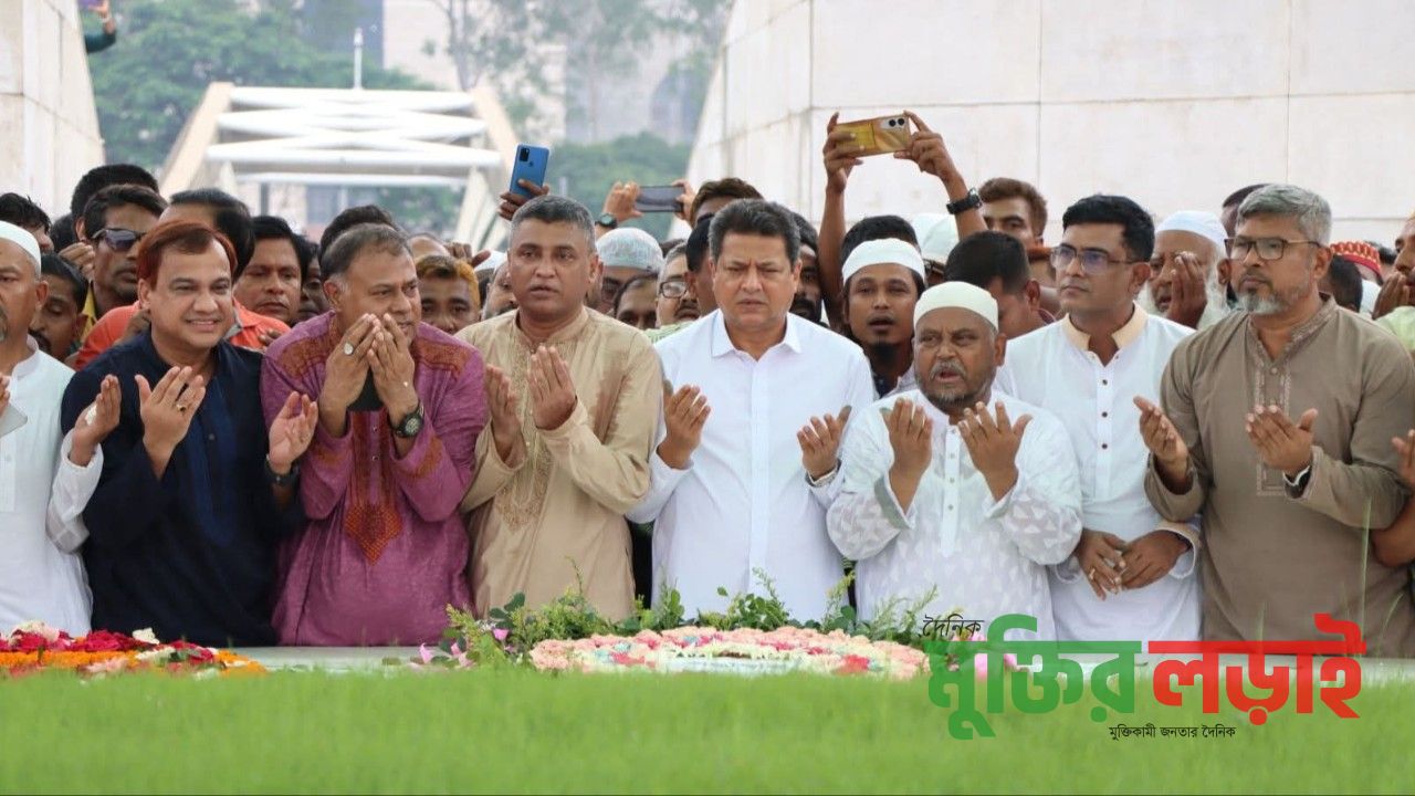 শহীদ জিয়াউর ও বেগম জিয়ার সমাধিতে বিভিন্ন উন্নয়ন কর্তৃপক্ষের চেয়ারম্যানদের নিয়ে গৃহায়ন ও গণপূর্ত মন্ত্রীর শ্রদ্ধা নিবেদন