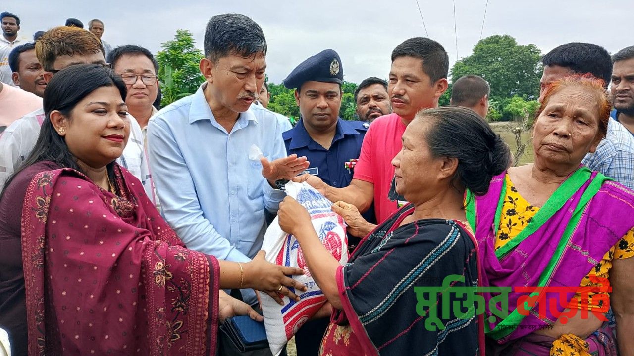 বন্যাদুর্গত মানুষের পাশে সরকার রয়েছে - বাঘাইছড়িতে এমপি দীপেন দেওয়ান