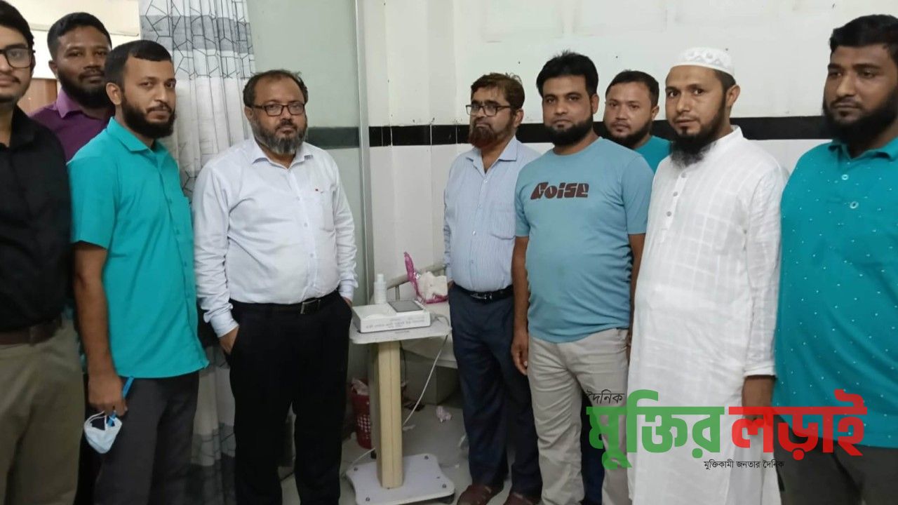 বরুড়া সরকারি হাসপাতালে এসএসসি ২০০৫ ব্যাচের শিক্ষার্থীদের ইসিজি মেশিন প্রদান