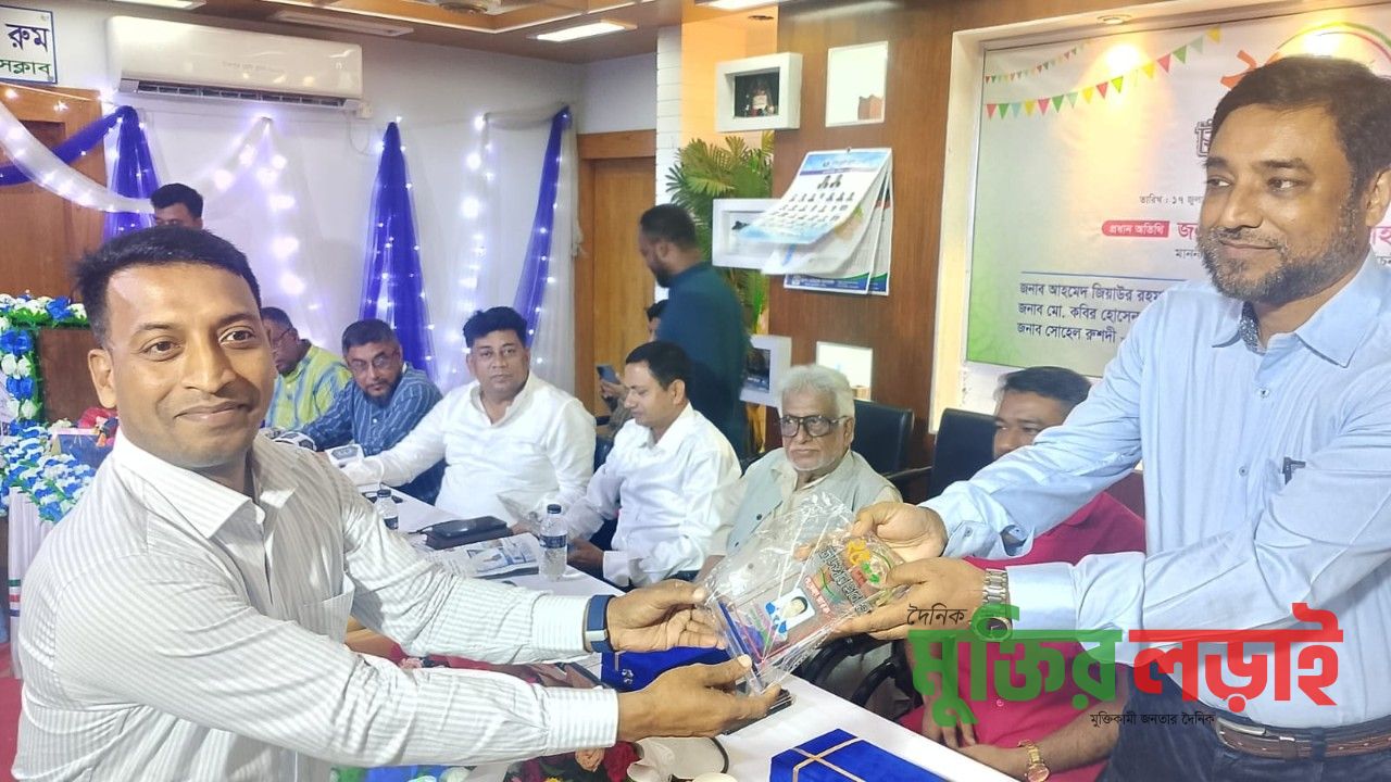 দৈনিক চাঁদপুর প্রবাহ পত্রিকার রজত জয়ন্তীে অতিরিক্ত জেলা প্রশাসক (সার্বিক) ও পৌর প্রশাসক মো: এরশাদউদ্দিন এর কাছ থেকে শুভেচ্ছা স্মারকগ্রহন করছেন মো: সালাউদ্দিন সোহাগ। 