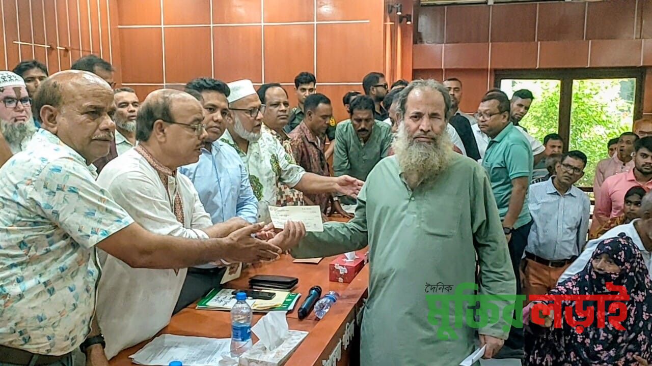 আত্রাইয়ে দরিদ্র ও জটিল রোগে আক্রান্ত ১৯ জনের মাঝে অনুদানের চেক বিতরণ