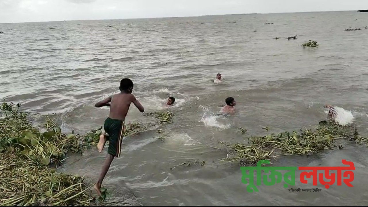 নিকলী হাওড়ে জলকেলিতে মেতেছে দুরন্ত শৈশব: পর্যটন মৌসুমে প্রাণবন্ত হাওড়পাড়