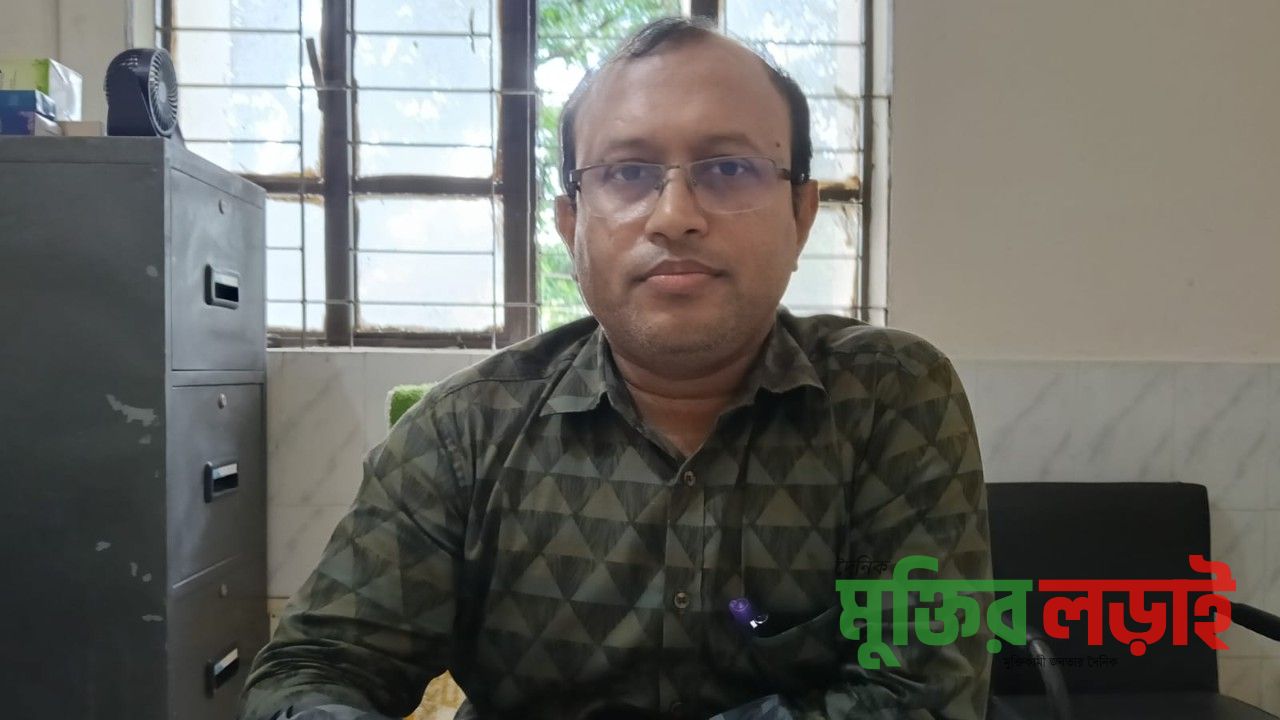 হাজিরা দিয়ে লাপাত্তা কালীগঞ্জ উপজেলা স্বাস্থ্য কমপ্লেক্সের ডাঃ অরুন কুমার