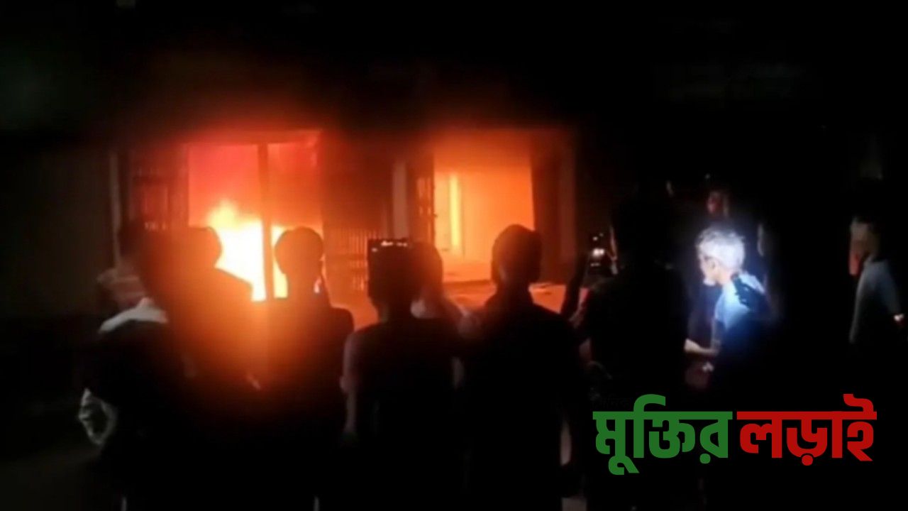 নাচোলে টিসিবির গোডাউনে ভয়াবহ আগুন, ভ্যানচালকের মৃত্যু