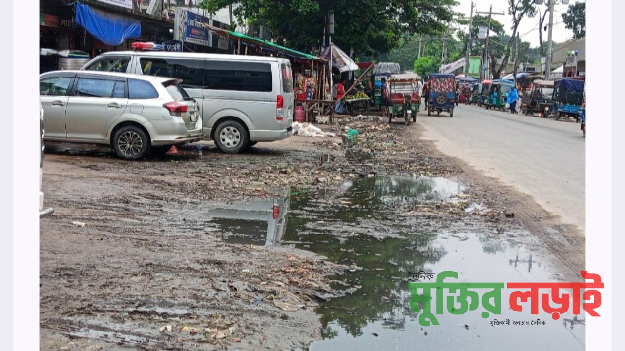 কচুয়া পৌরসভাধীন বিশ্বরোড এলাকার পানি নিষ্কাশনের জন্য একমাত্র ড্রেনেজ ব্যবস্থার চিত্র