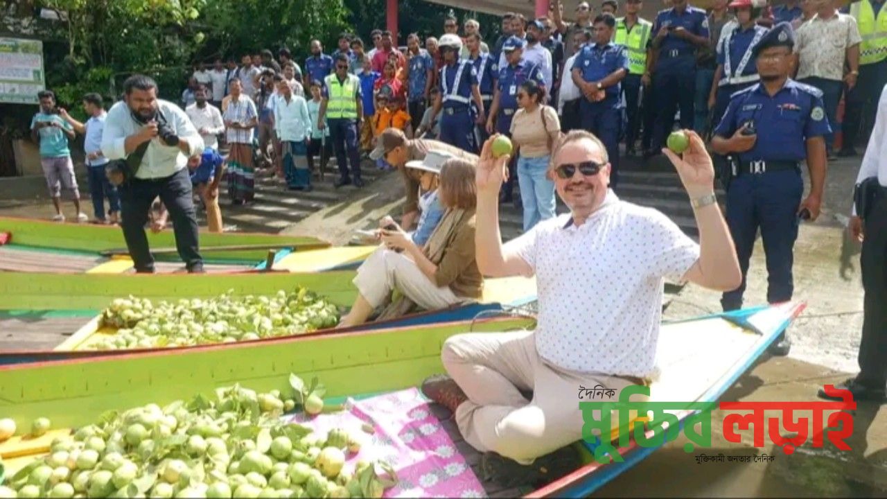 ভীমরুলির ভাসমান বাজারে মার্কিন রাষ্ট্রদূত, নৌকায় ঘুরে খেলেন পেয়ারা