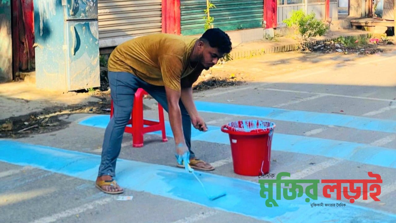 বরুড়ায় নিজ খরচে স্পিড ব্রেকারে রং করলেন সাংবাদিক শরীফ উদ্দিন