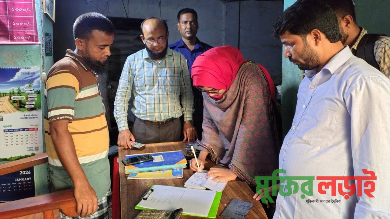 অতিরিক্ত মূল্যে সার বিক্রি করায় রাণীনগরে বিক্রেতাকে জরিমানা