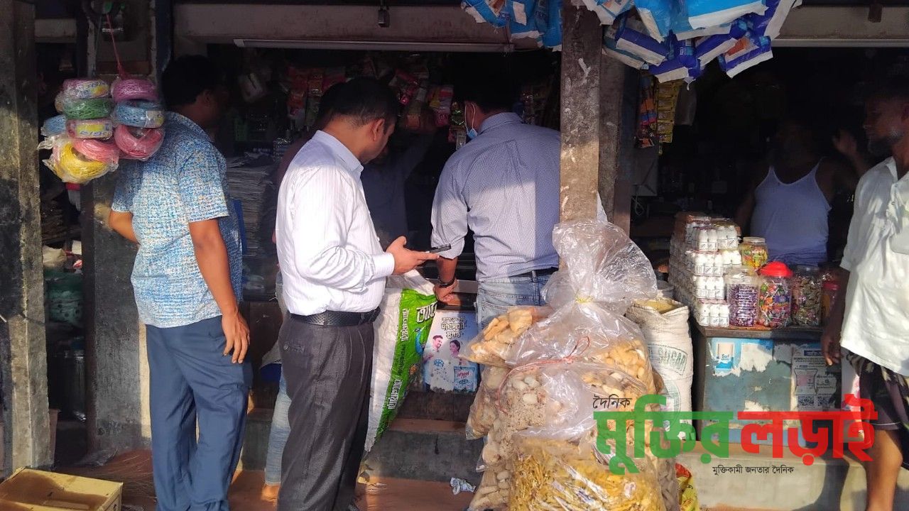 নীলফামারীতে নিষিদ্ধ পলিথিনের বিরুদ্ধে অভিযান, জরিমানা