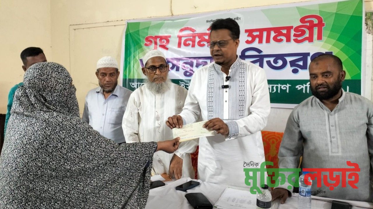 লাকসামে নির্মাণসামগ্রী ও আর্থিক অনুদান প্রদান