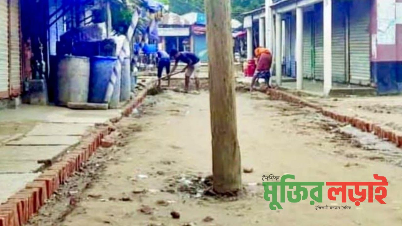 আত্রাইয়ে সড়কের মাঝখানে বিদ্যুতের খুঁটি রেখেই চলছে নির্মাণ কাজ