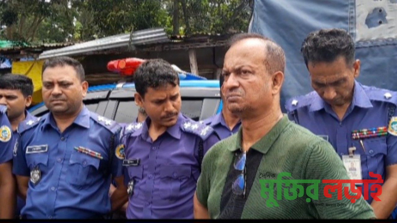 পাথরঘাটা বিএফডিসি মৎস্য অবতরণ কেন্দ্রে অভিযান: বিপুল পরিমাণ মাদক ও দেশীয় অস্ত্র উদ্ধার