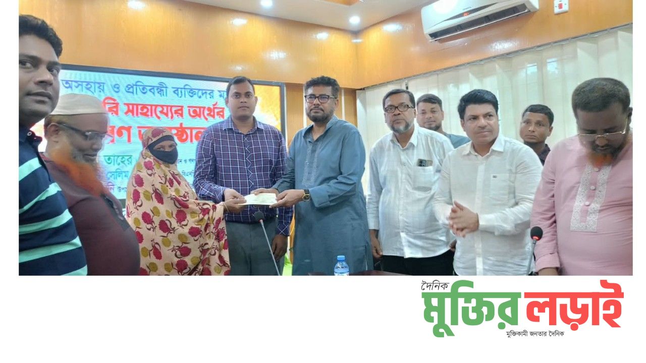 বরুড়ায় দুস্থ, অসহায় ও প্রতিবন্ধীদের মাঝে সরকারি সহায়তার চেক বিতরণ