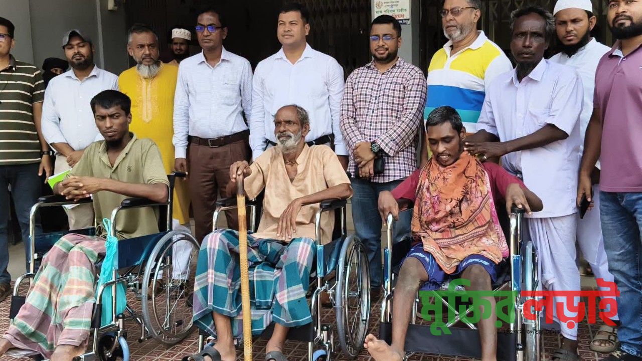 চাঁদপুরে প্রতিবন্ধী অসহায় ব্যক্তিদের মাঝে হুইল চেয়ার বিতরণ 