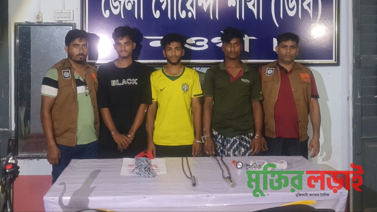 পোরশায় দস্যুতার প্রস্তুতিকালে ৩ জন গ্রেপ্তার