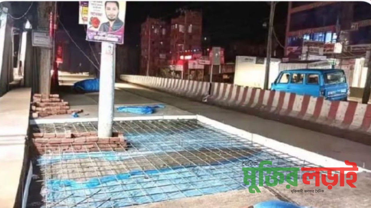 সড়কের মাঝে ১৪টি বৈদ্যুতিক খুটি