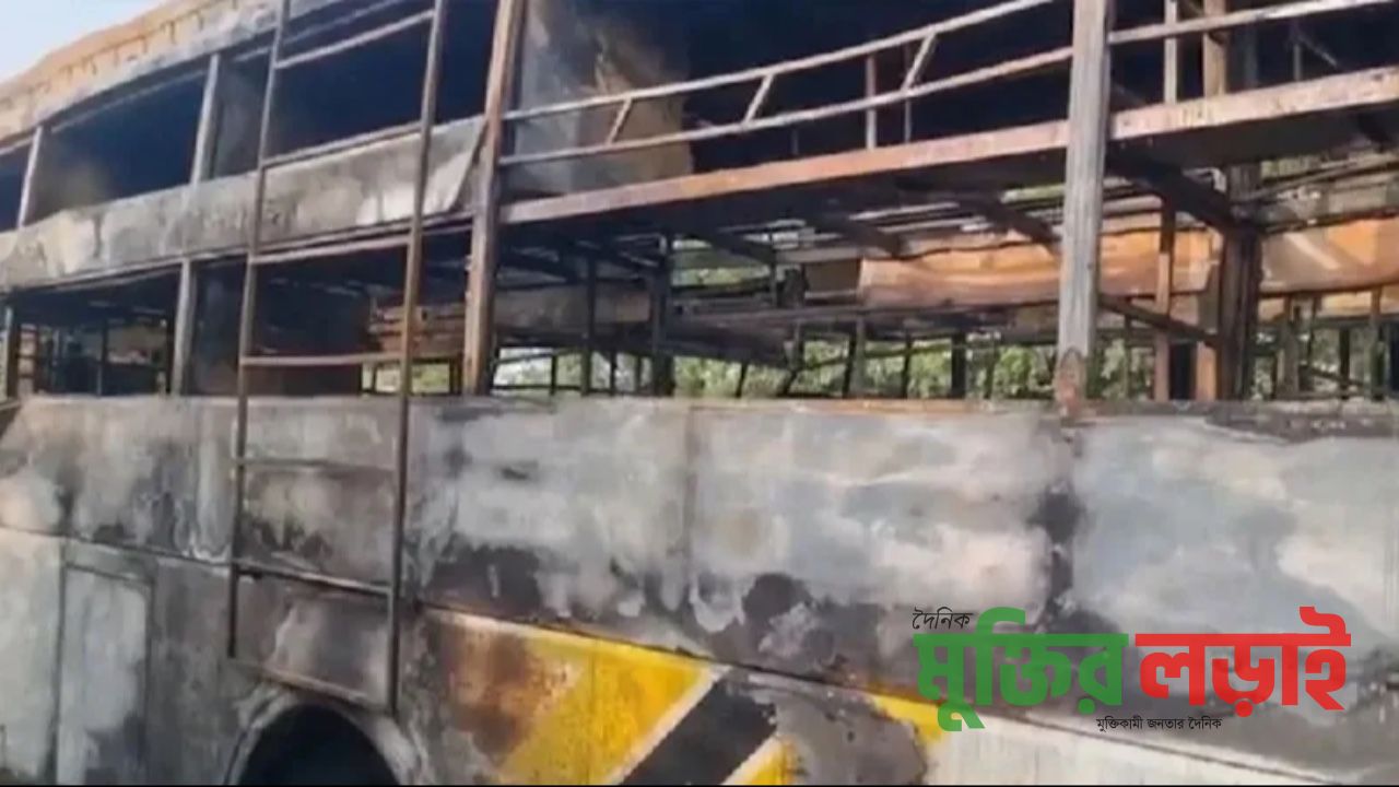 যমুনা এক্সপ্রেসওয়েতে স্লিপার বাসে ভয়াবহ অগ্নিকাণ্ডে নিমেষে ৯ প্রাণশূন্য