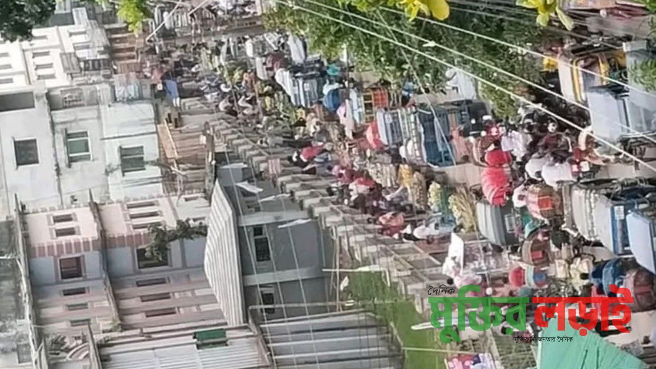চাঁদপুর সরকারি কলেজের সামনের সড়কটি ফুটপাতের দখলে