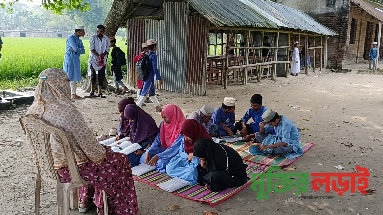 পোল্ট্রি খামারের দুর্গন্ধে শ্রেণিকক্ষ ছেড়ে বাইরে পাঠদান