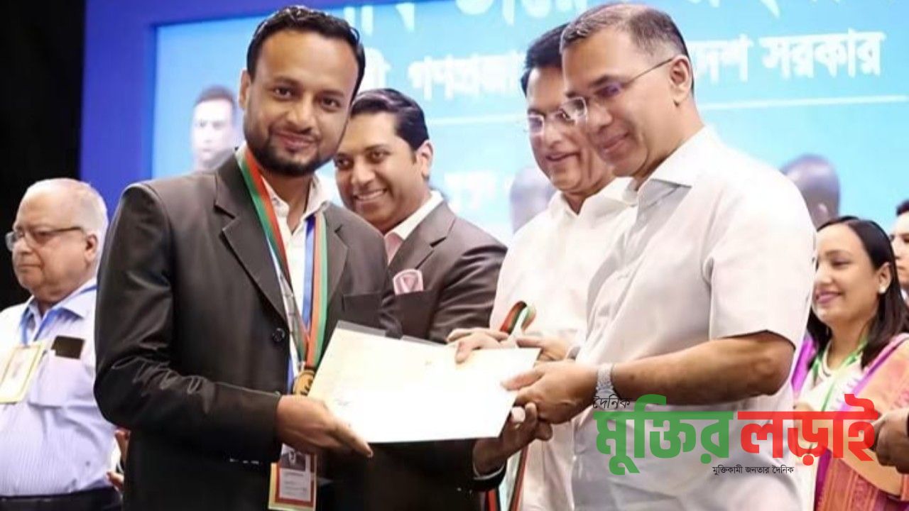 জাতীয় পর্যায়ে শ্রেষ্ঠ গুণী শিক্ষক নির্বাচিত হলেন হাজীগঞ্জের আনিসুর রহমান