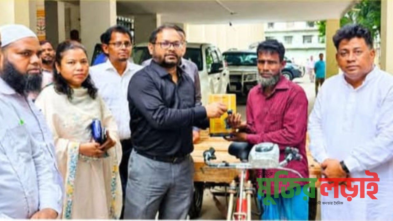 চাঁদপুর অপরাধী সংশোধন ও পুনর্বাসন সমিতির উদ্যোগে মোটর ভ্যান বিতরণ 