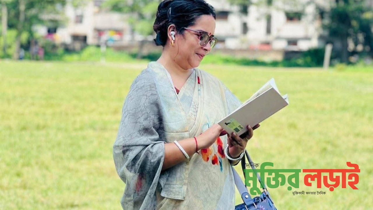 বই উপহার দিতে ছুটে বেড়াচ্ছেন জয়ন্তী ভৌমিক